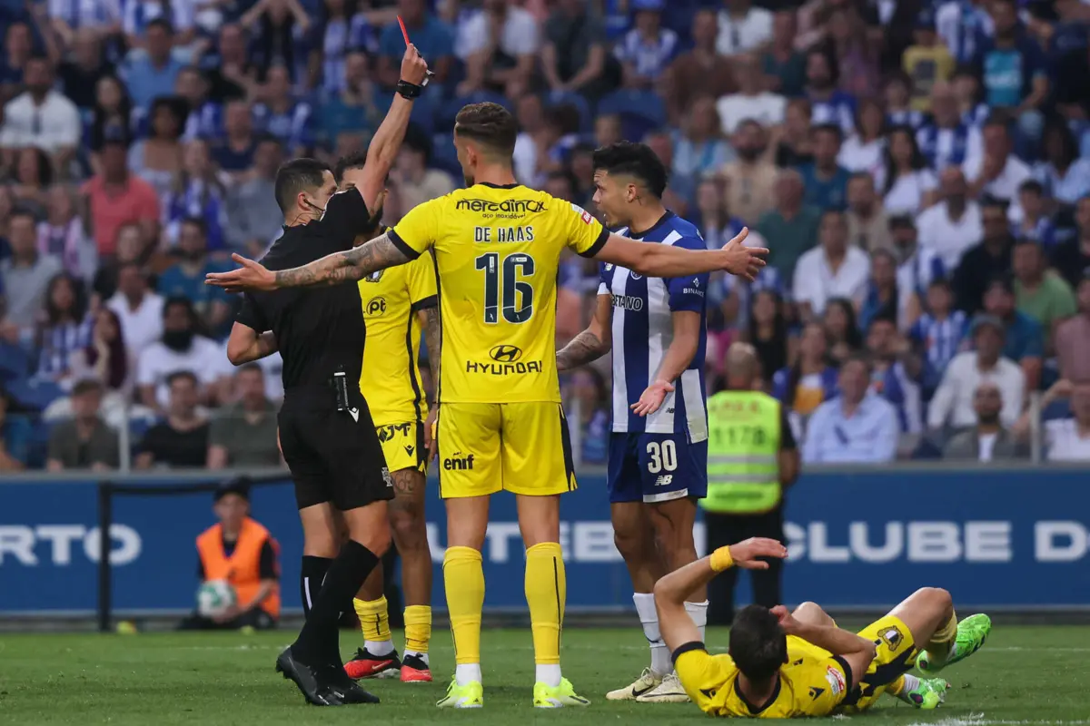 Gustavo Correia mostra cartão vermelho a Evanilson (Créditos: Ivan Del Val/Global Imagens)