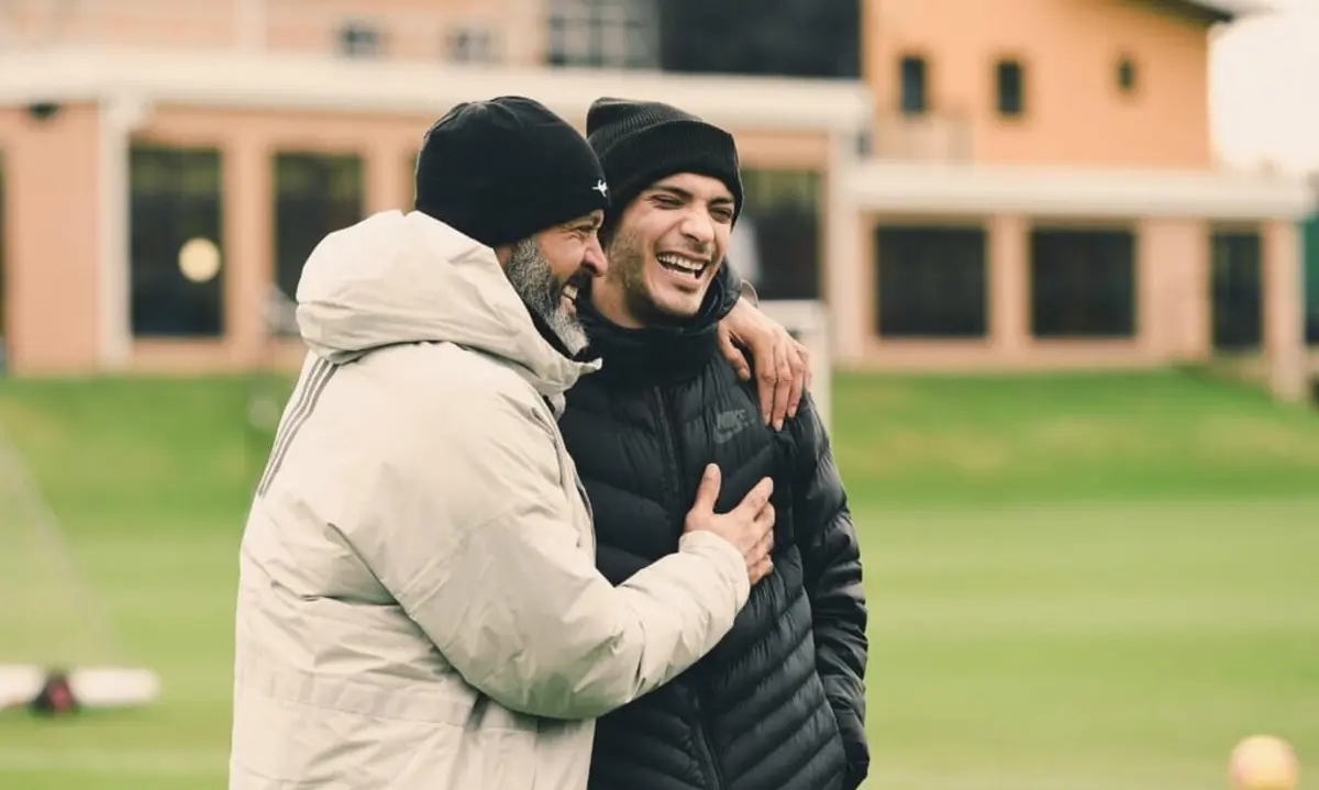 Nuno Espírito Santo e Raúl Jiménez, quando estavam nos Wolves (créditos: X/Reprodução)