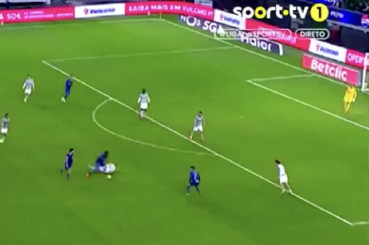 Imagem de contexto do artigo Sporting-Famalicão: veja o golo anulado a Ibrahima Ba por falta sobre Maxi Araújo