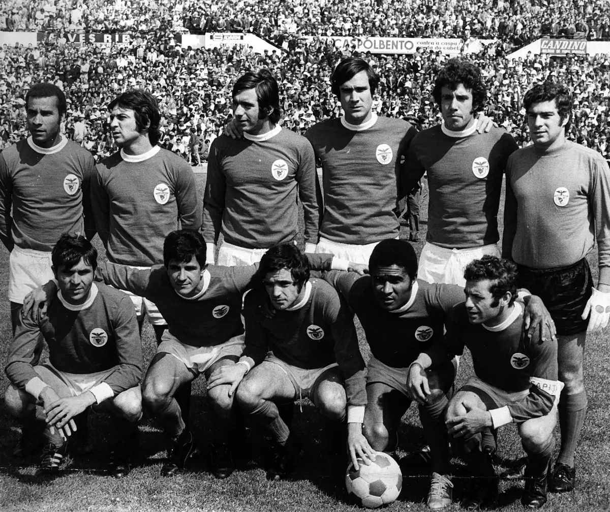 Foto do Livro de Ouro do SLB, Benfica, editado pelo DN, Diário de Notícias 2 de Maio de 1971, jogo contra a Academica. Em pe: Jose Cavaco "Zeca", Vitor Martins, Adolfo, Malta da Silva, Humberto Coelho e Jose Henrique. Em baixo: Jai