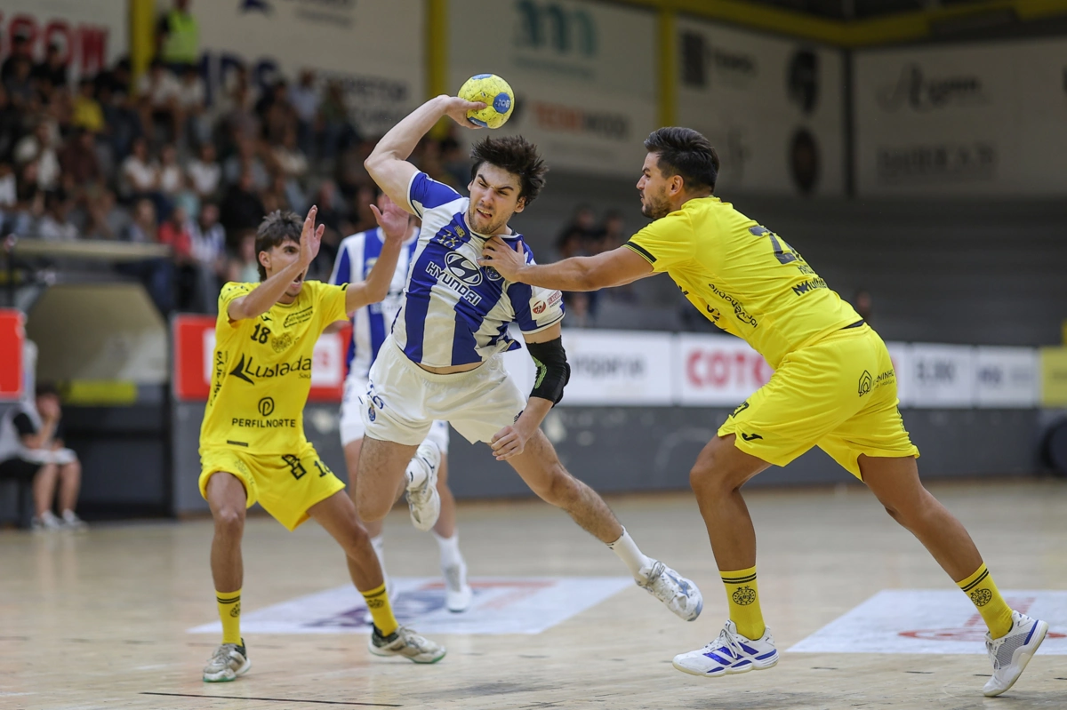 Vasco Costa foi o melhor marcador da partida, com sete golos