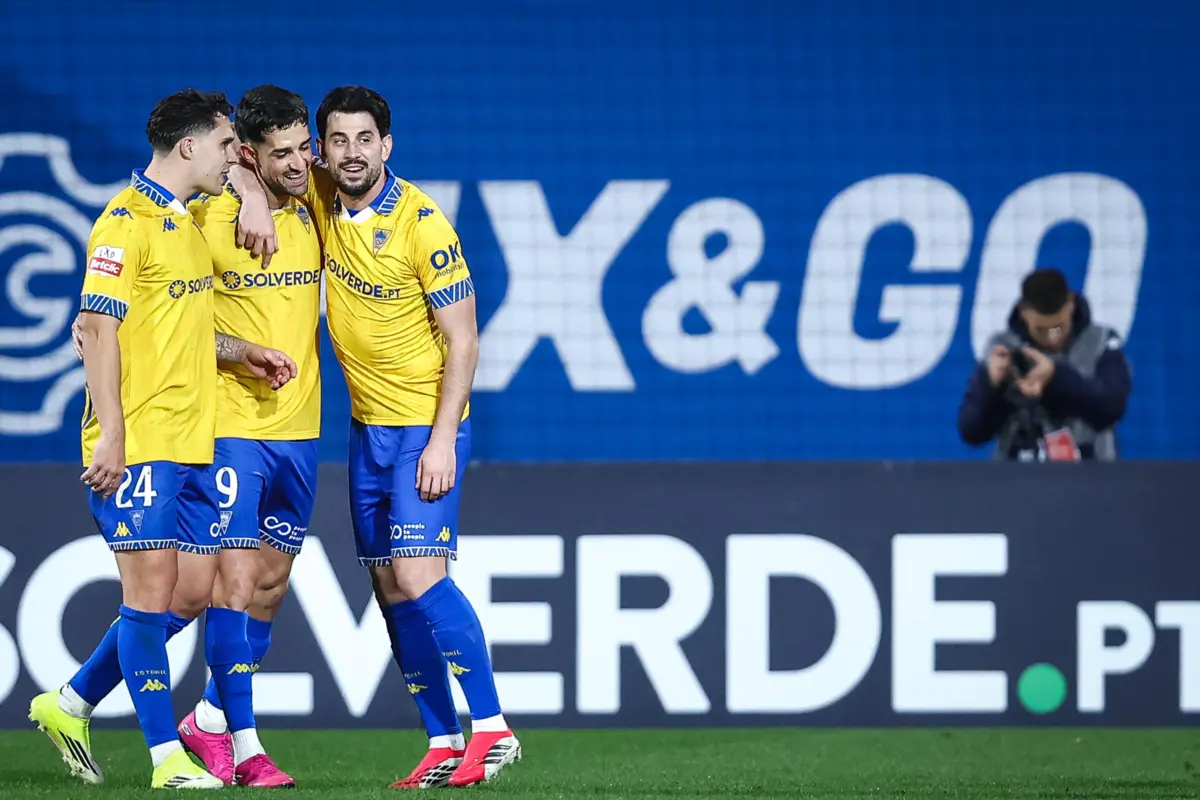 Marqués, ao centro, marcou dois golos