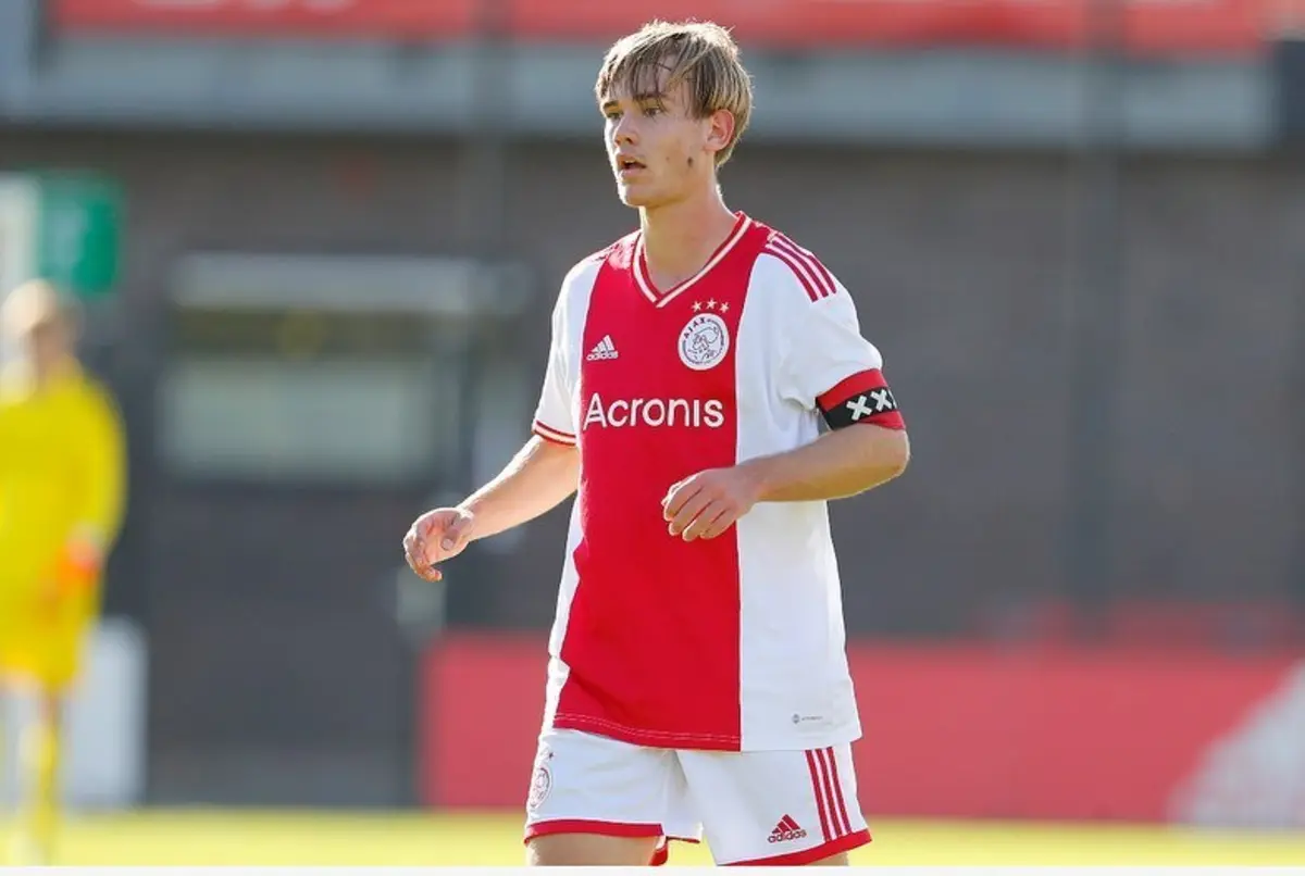 Mark Verkuijl, jogador da equipa B do Ajax, perdeu a namorada na sequência de um atropelamento