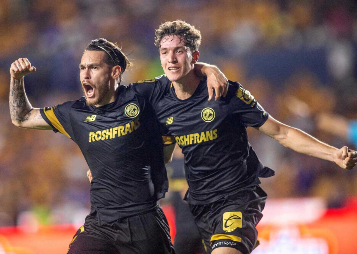 Marcel Ruiz à direita na imagem