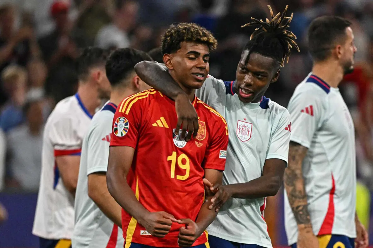 Nico Williams abraça Lamine Yamal (créditos: AFP)