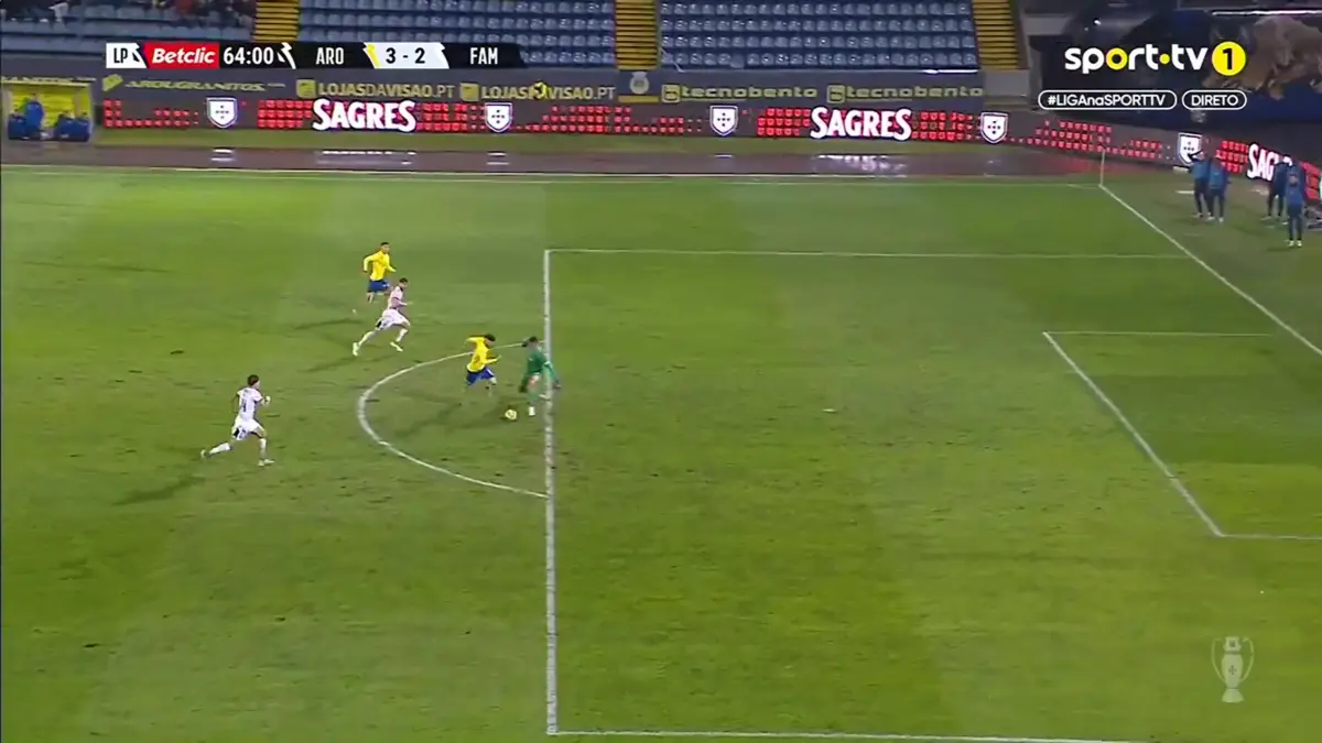 Imagem de contexto do artigo Passe a rasgar e Mujica adianta de novo o Arouca contra o Famalicão