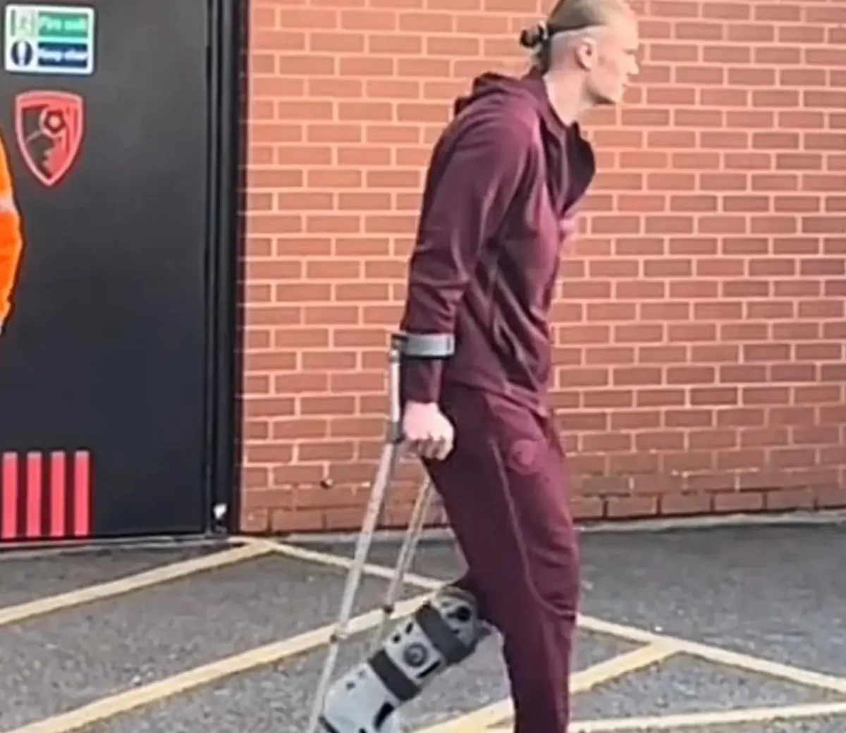 Imagem de contexto do artigo Preocupação para o Manchester City? Haaland saiu do estádio de muletas