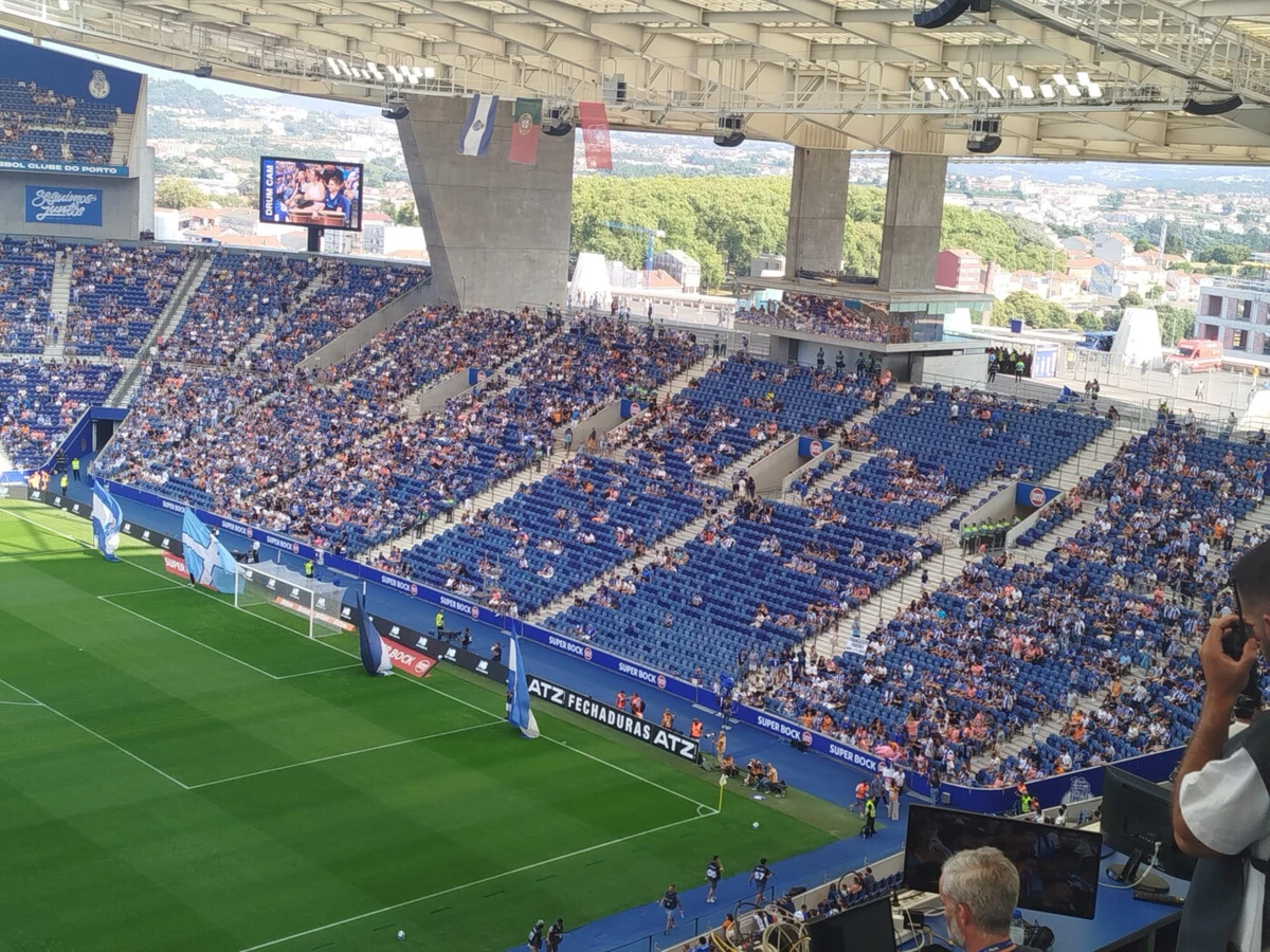 Imagem de contexto do artigo Super Dragões ausentes do particular entre FC Porto e Twente
