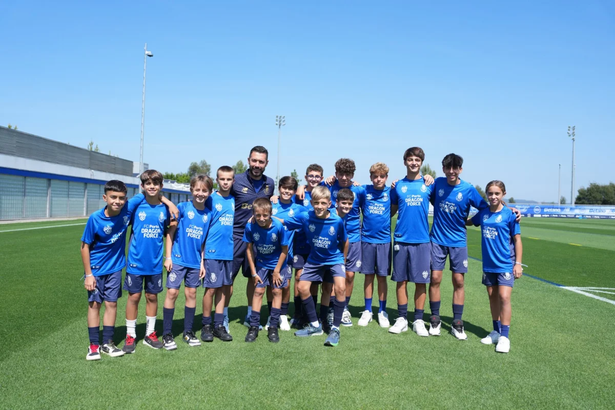 Imagem de contexto do artigo FC Porto regressou aos treinos no Olival com uma receção especial