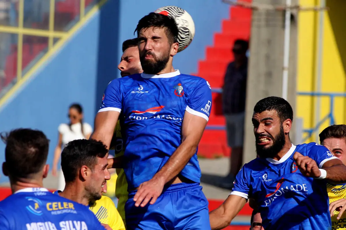 Tó Jó, à direita na fotografia, com a camisola do Rebordosa