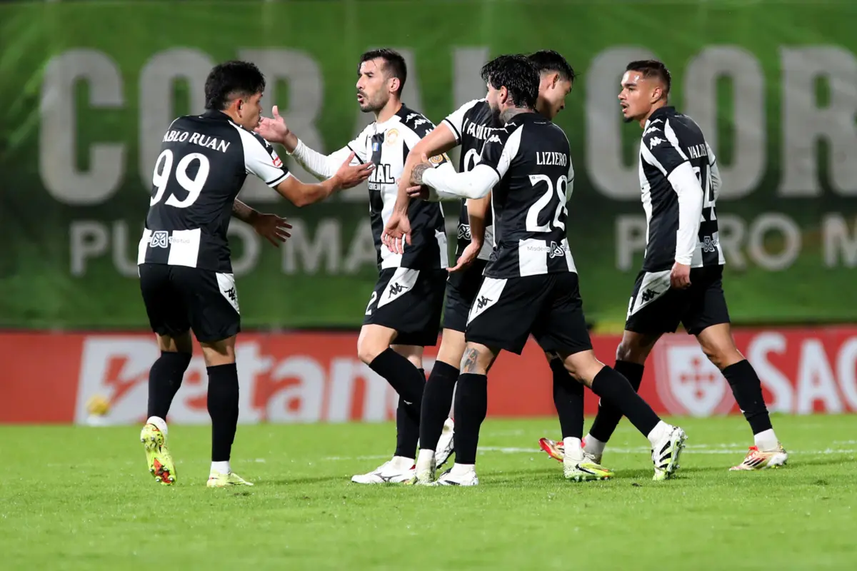 Jogadores do Nacional festejam golo marcado ao Tondela