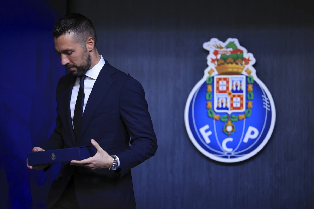 Imagem de contexto do artigo "Os adeptos do Ajax apoiaram Farioli. Eu tive de ganhar uma Taça UEFA..."