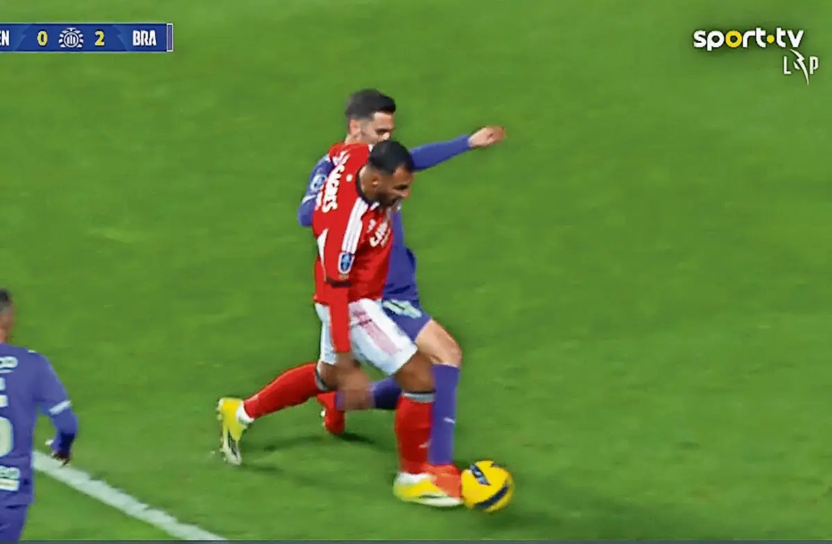 Imagem de contexto do artigo Tribunal O JOGO | Bem assinalado o penálti por falta de Paulo Oliveira sobre Pavlidis?