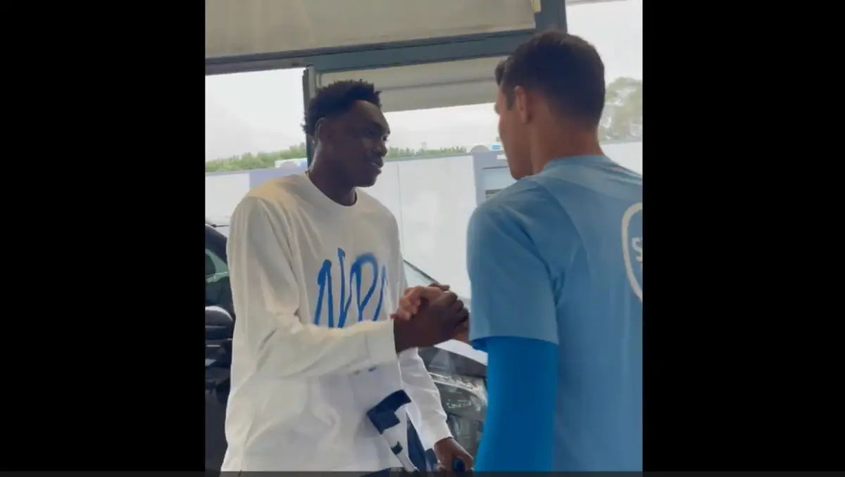 Imagem de contexto do artigo "Regresso especial": Samu no Olival de muletas após operação