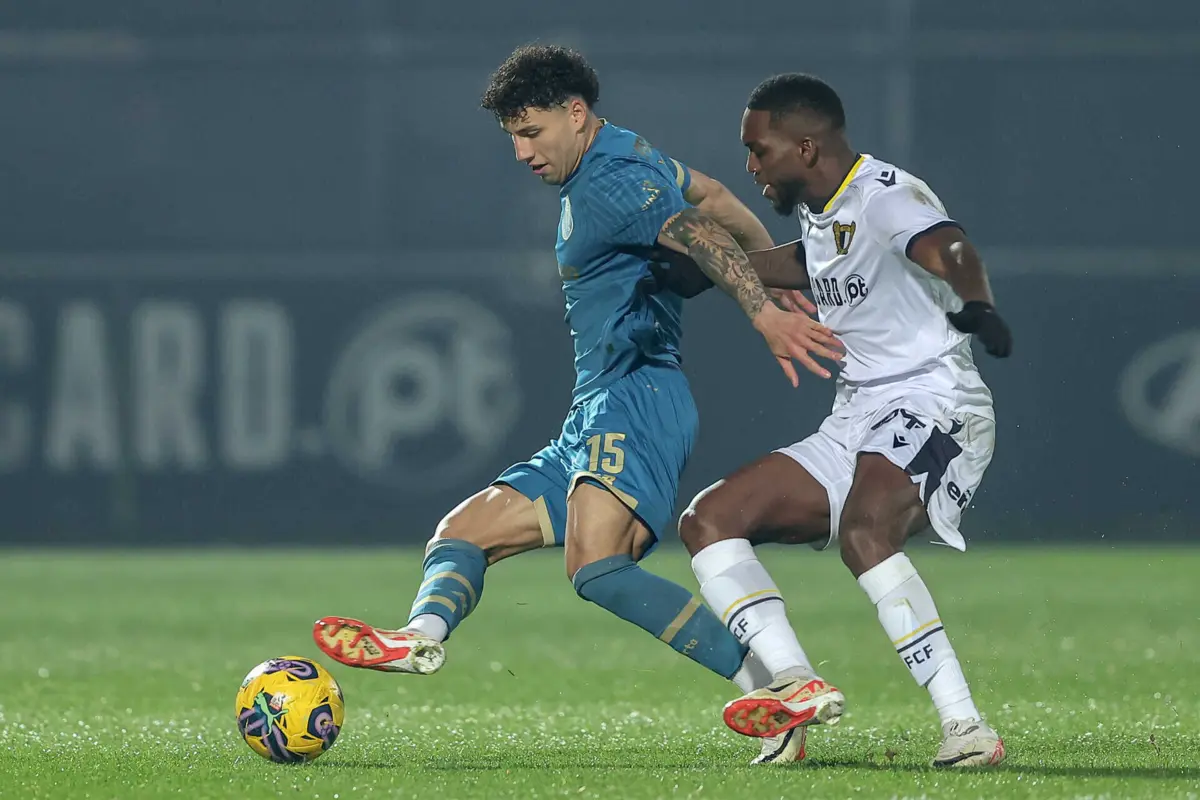 Jorge Sánchez num lance com Puma Rodríguez (Créditos: Miguel Pereira/Global Imagens)