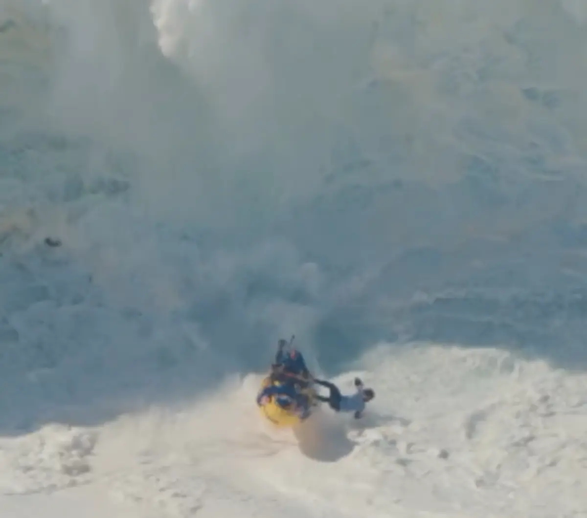 Imagem de contexto do artigo Surfista engolido por onda gigante na Nazaré: "Parece que um camião me passou por cima"