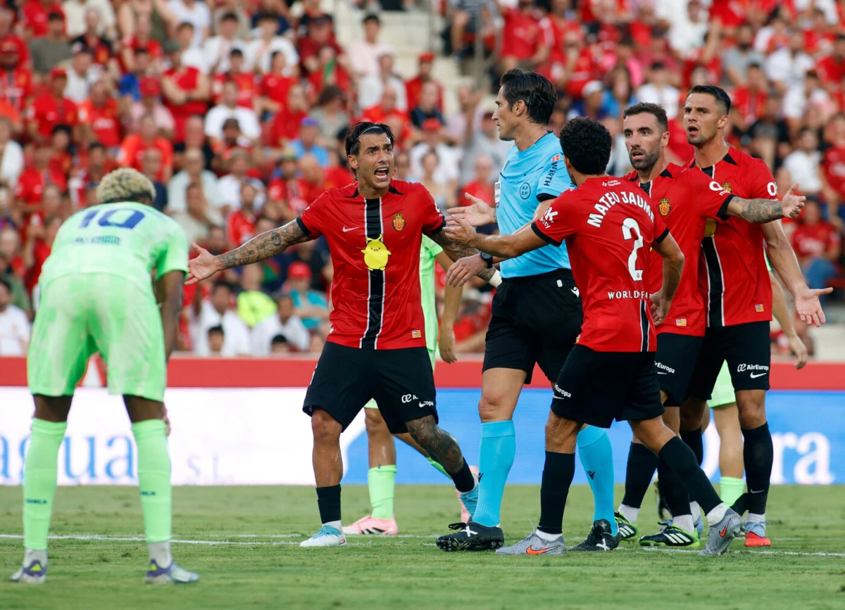 Imagem de contexto do artigo Jogador do Maiorca caiu ao levar bolada na cara, jogo seguiu e Barcelona marcou