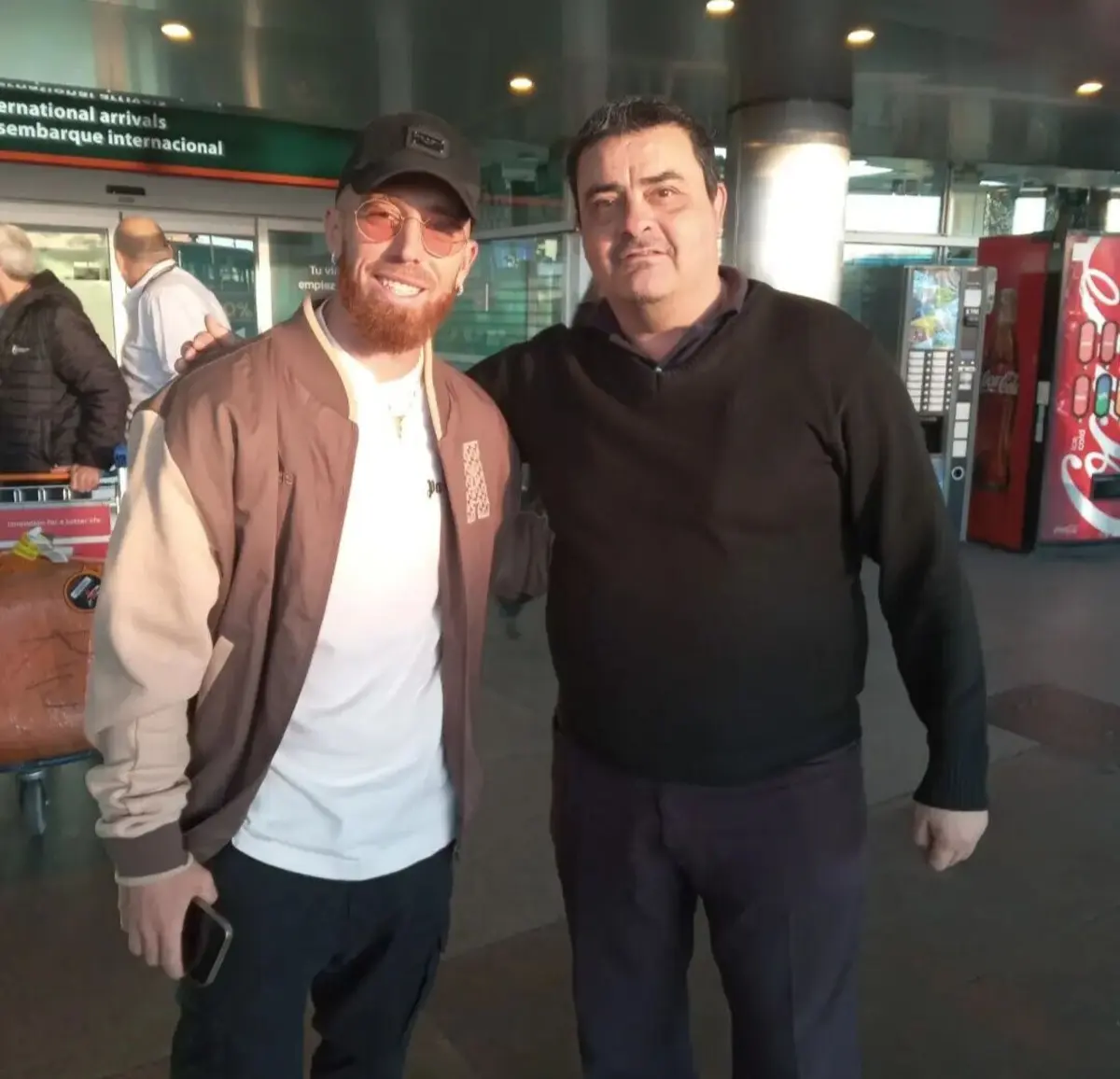 Iker Muniain, à esquerda, no aeroporto de Buenos Aires