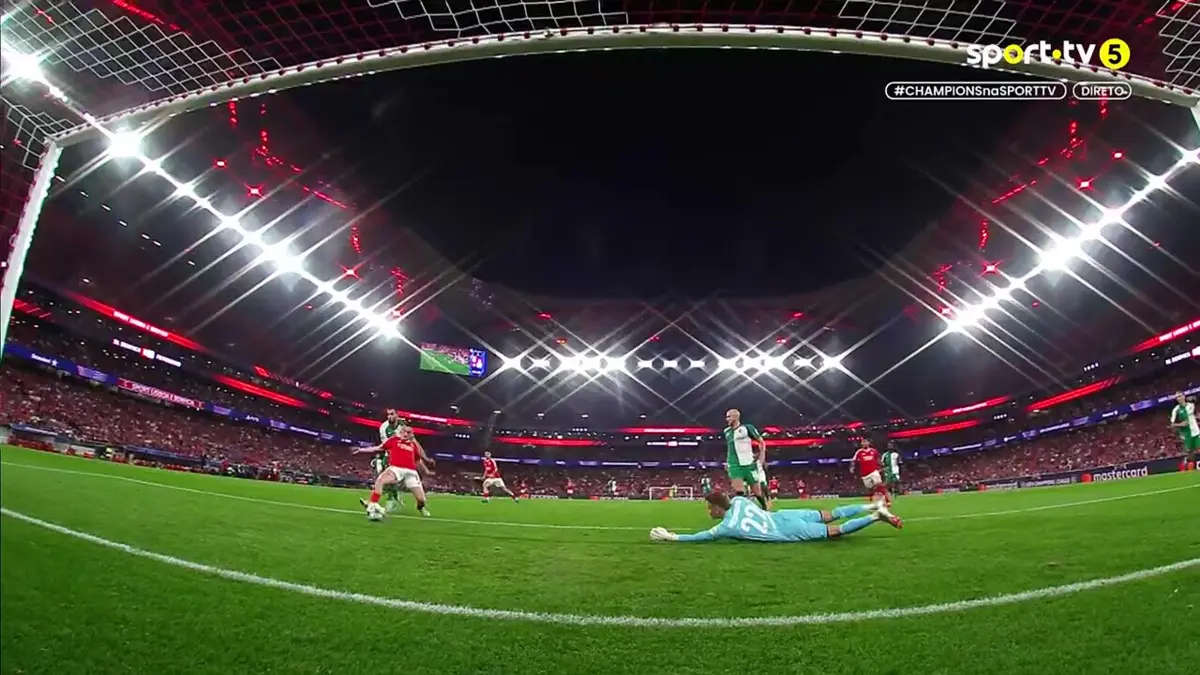 Imagem de contexto do artigo Akturkoglu reduz desvantagem do Benfica frente ao Feyenoord. Veja o golo