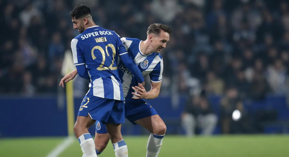 Alan Varela e Luuk de Jong