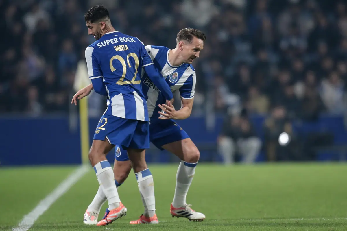 Alan Varela e Luuk de Jong