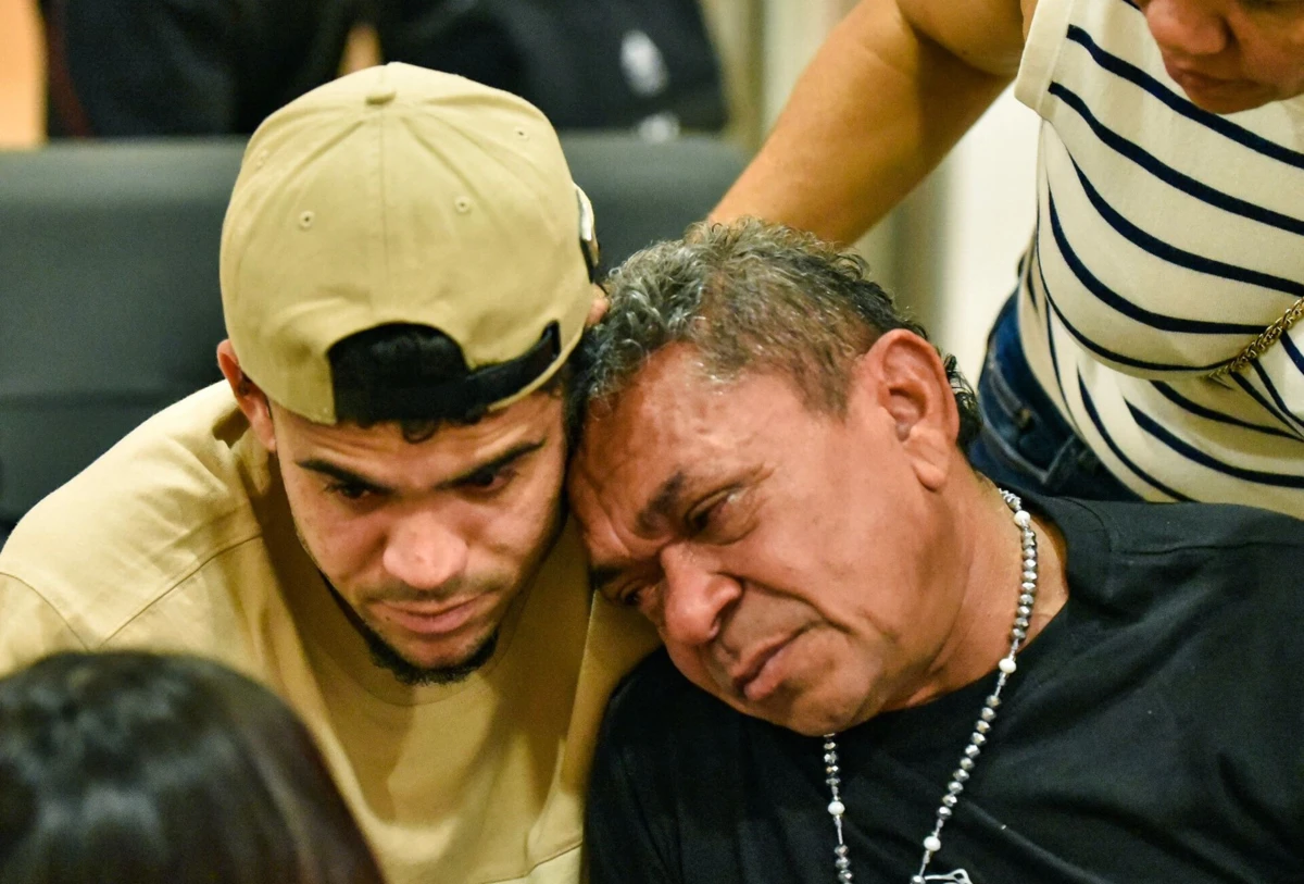 Luis Díaz e o pai (créditos: AFP)