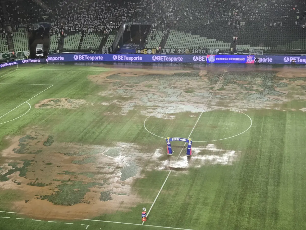Imagem de contexto do artigo Tempestade adia início do Palmeiras-Corinthians. Veja o estado do sintético