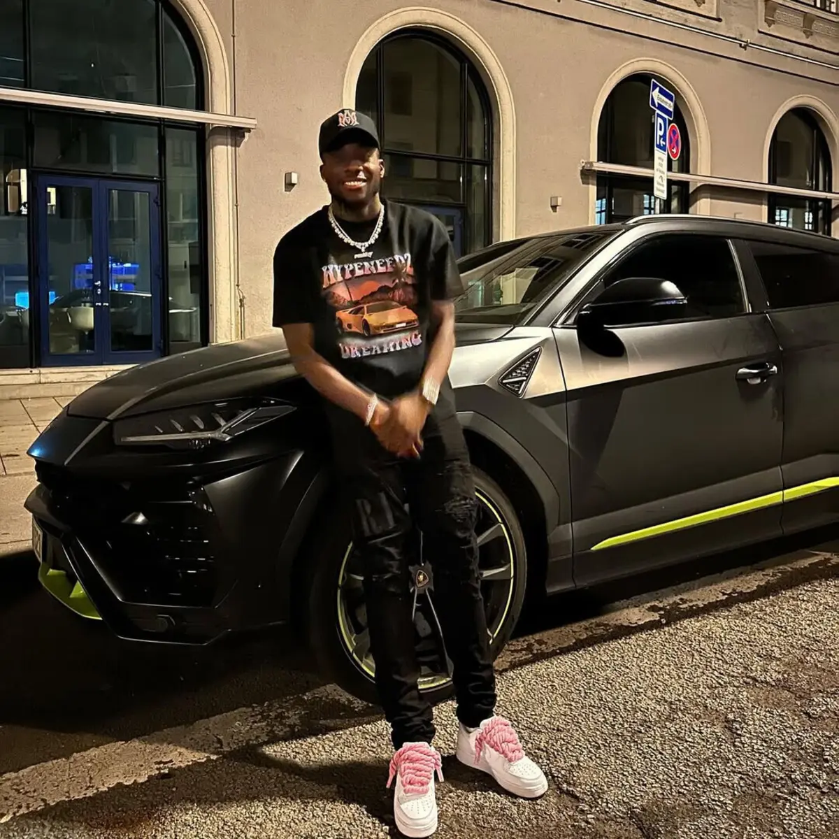 Alphonso Davies ao lado do seu Lamborghini Urus