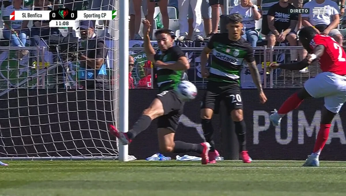 Imagem de contexto do artigo Benfica-Sporting: fora de jogo de Kokçu "anula" penálti de Gonçalo Inácio