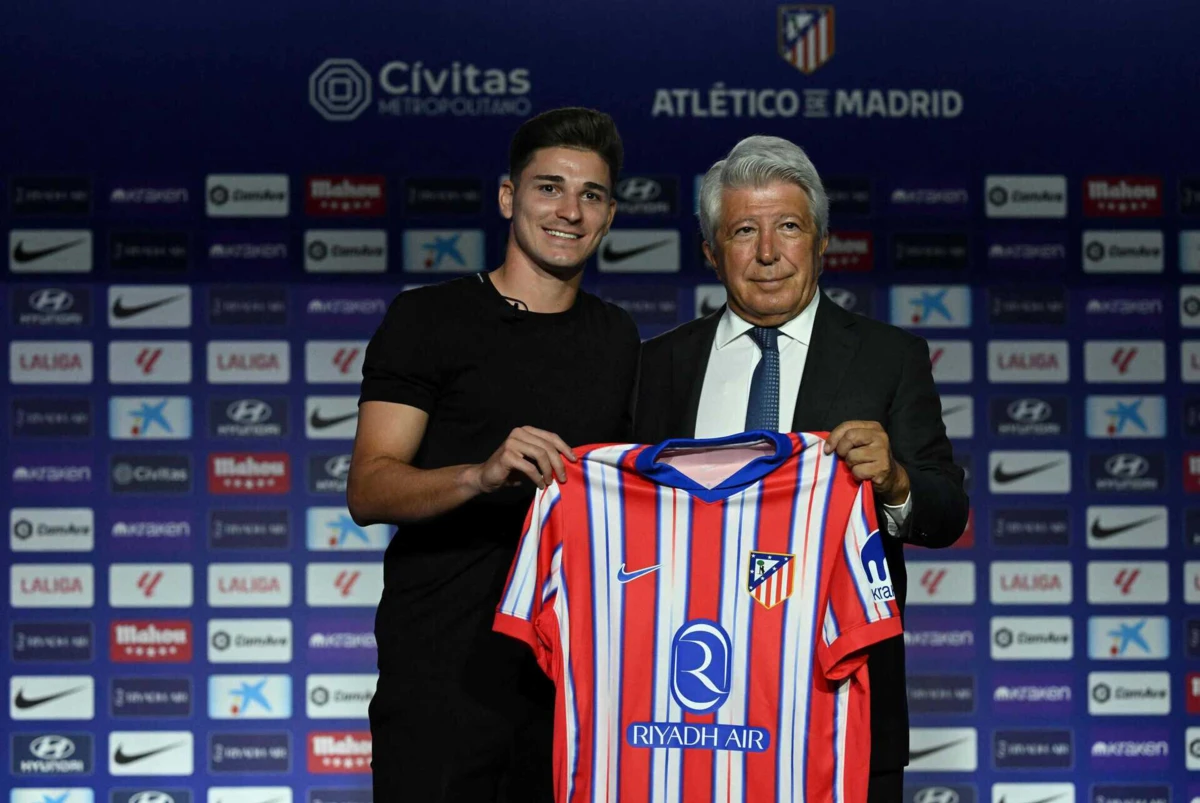 Julián Álvarez e Enrique Cerezo (Créditos: AFP)