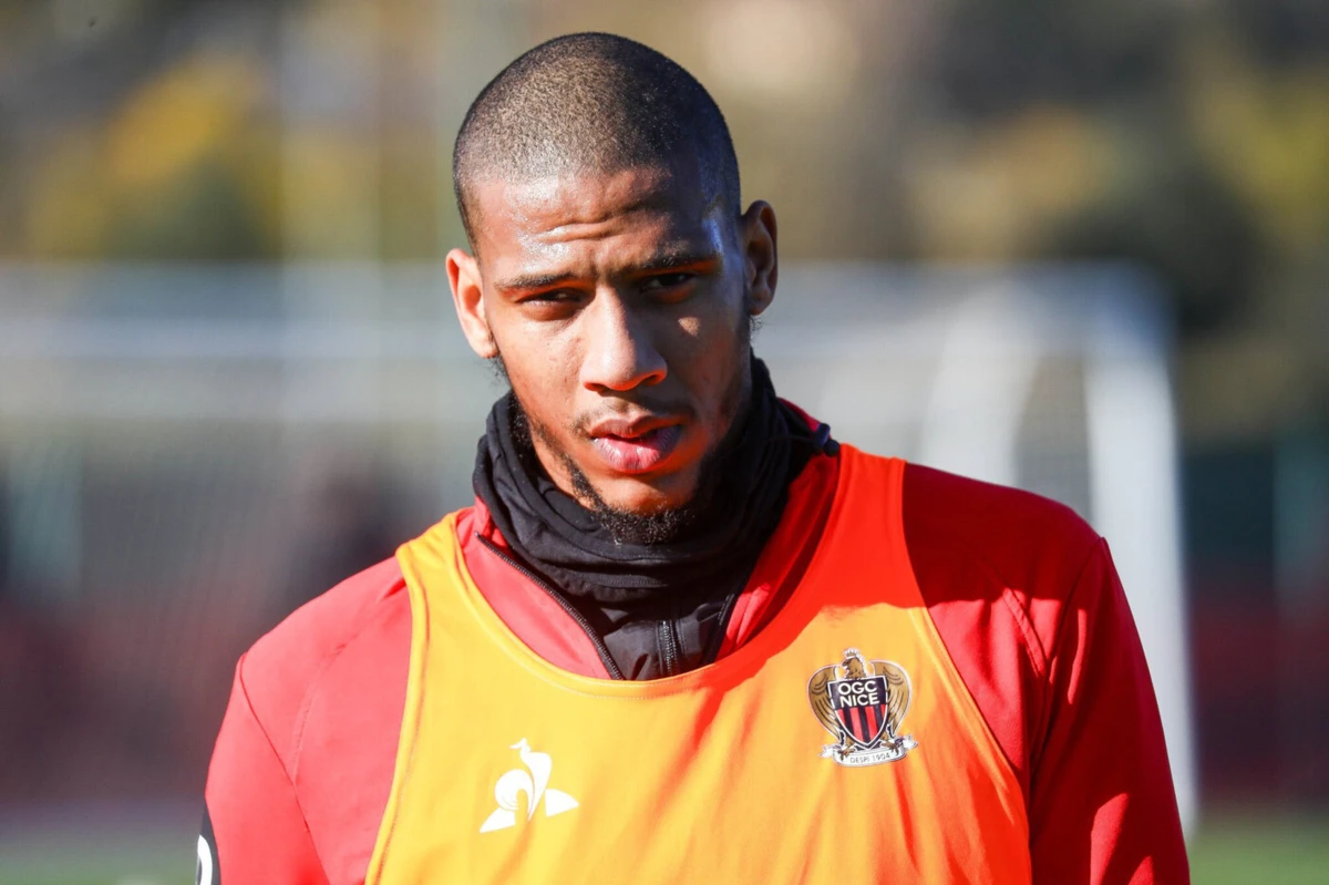 Imagem de contexto do artigo Chelsea intromete-se na pista do Manchester United por central ex-Benfica