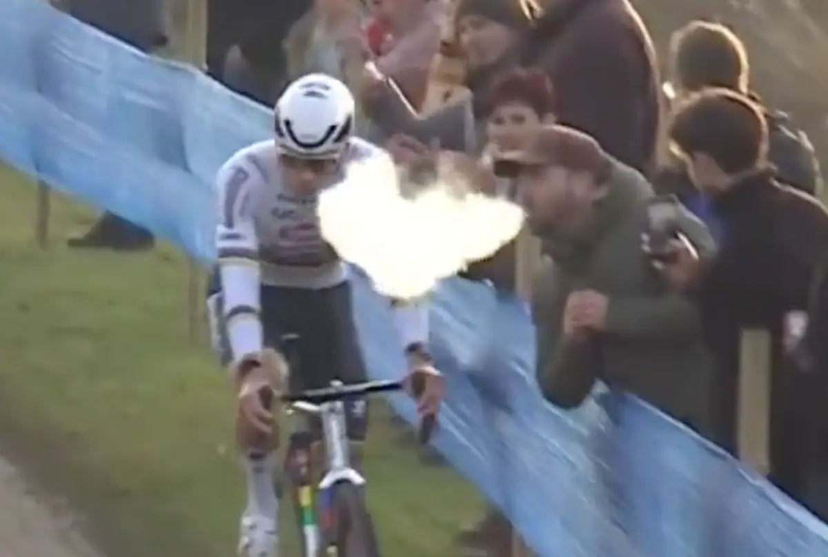 Imagem de contexto do artigo Espectador atingiu Van der Poel com fumo de cigarro eletrónico durante prova. Ora veja
