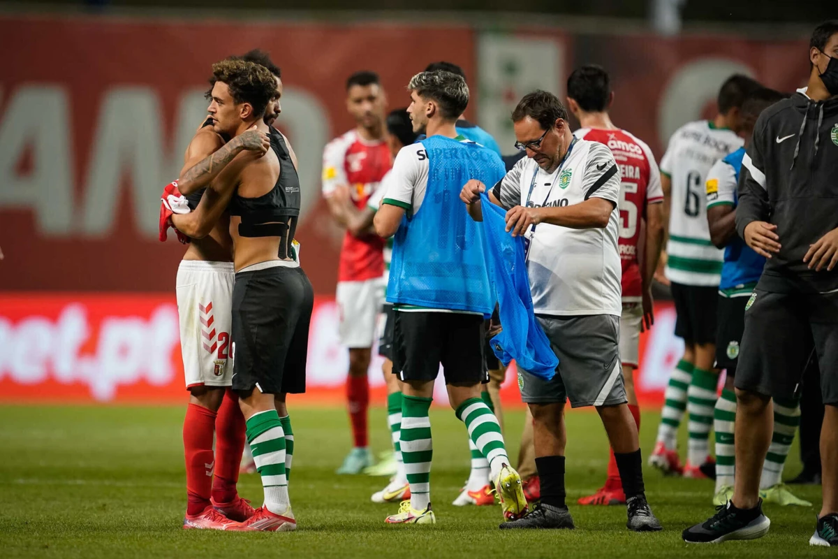 Fábio Martins, aqui ao serviço do Braga, com Pote, no Sporting (Créditos: Gonçalo Delgado/Global Imagens)
