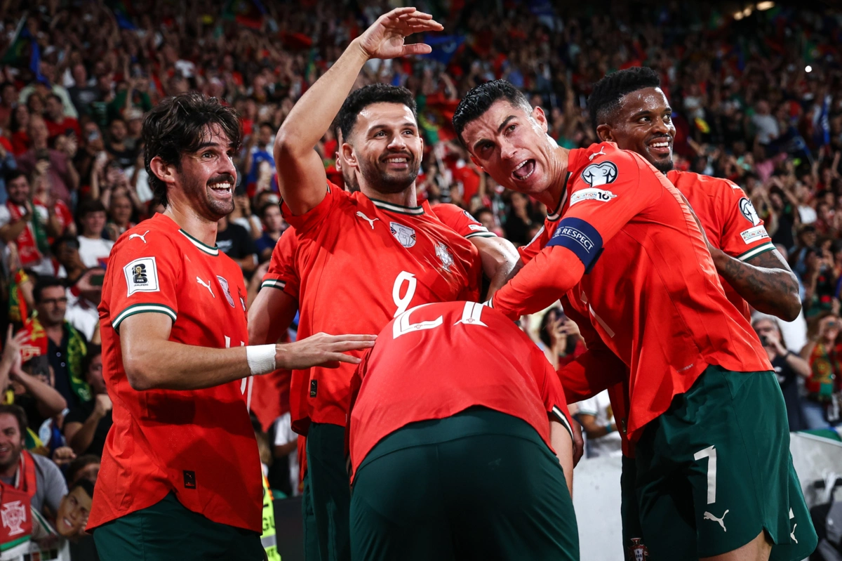 Jogadores de Portugal festejam o golo
