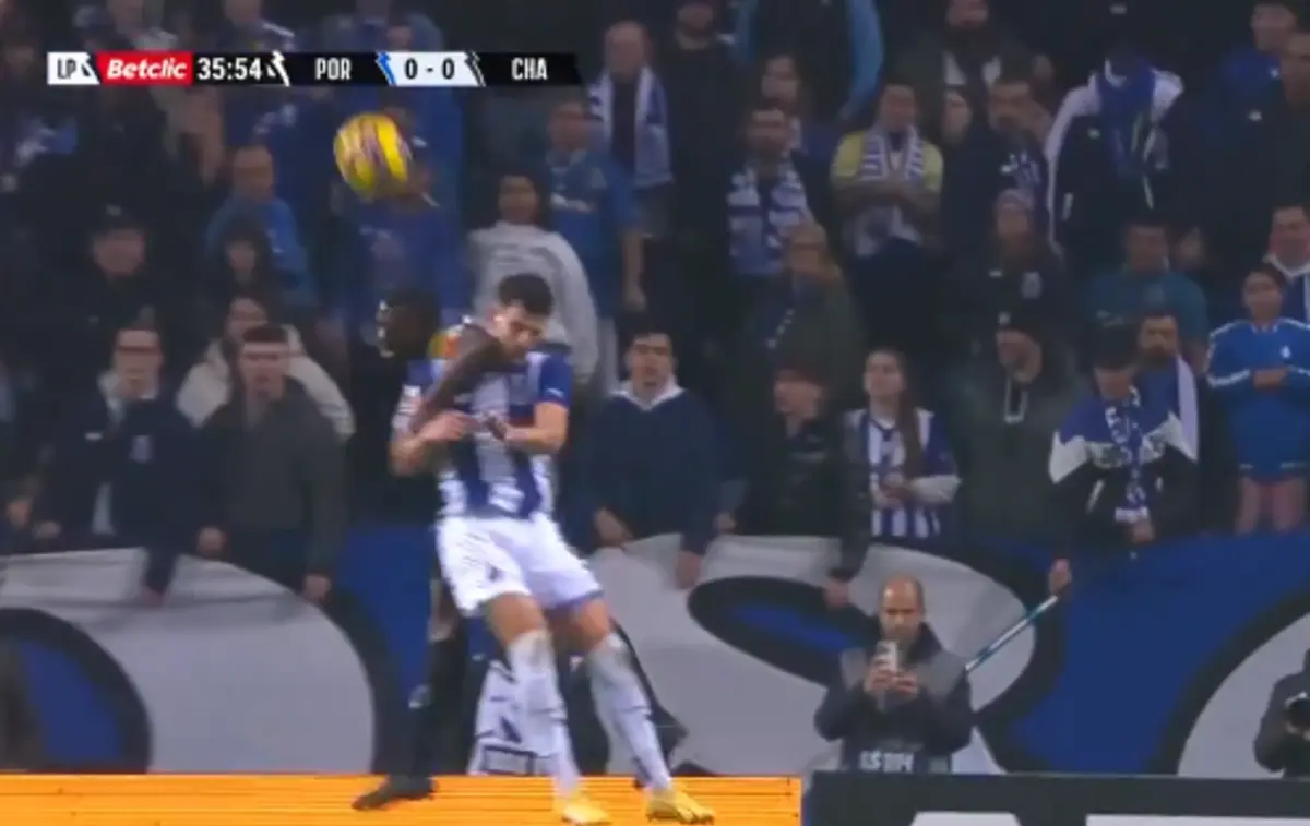 Imagem de contexto do artigo Tribunal O JOGO | Há penálti de Bruno Langa sobre Zé Pedro no FC Porto-Chaves?