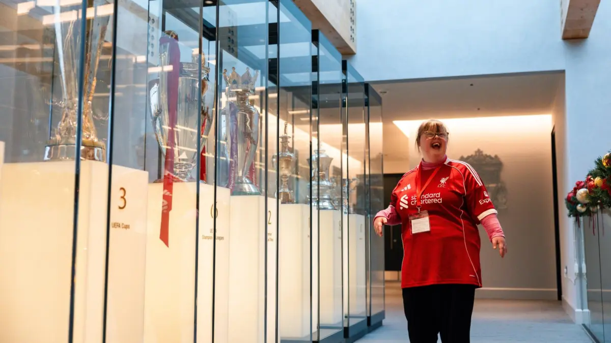 Imagem de contexto do artigo Comovente: Liverpool proporcionou dia inesquecível a adepta e deixou a mãe, fã do Everton, a chorar de emoção