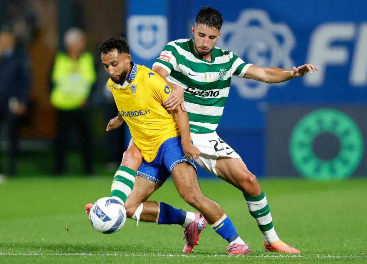 Rafik Guitane e Gonçalo Inácio disputam a bola