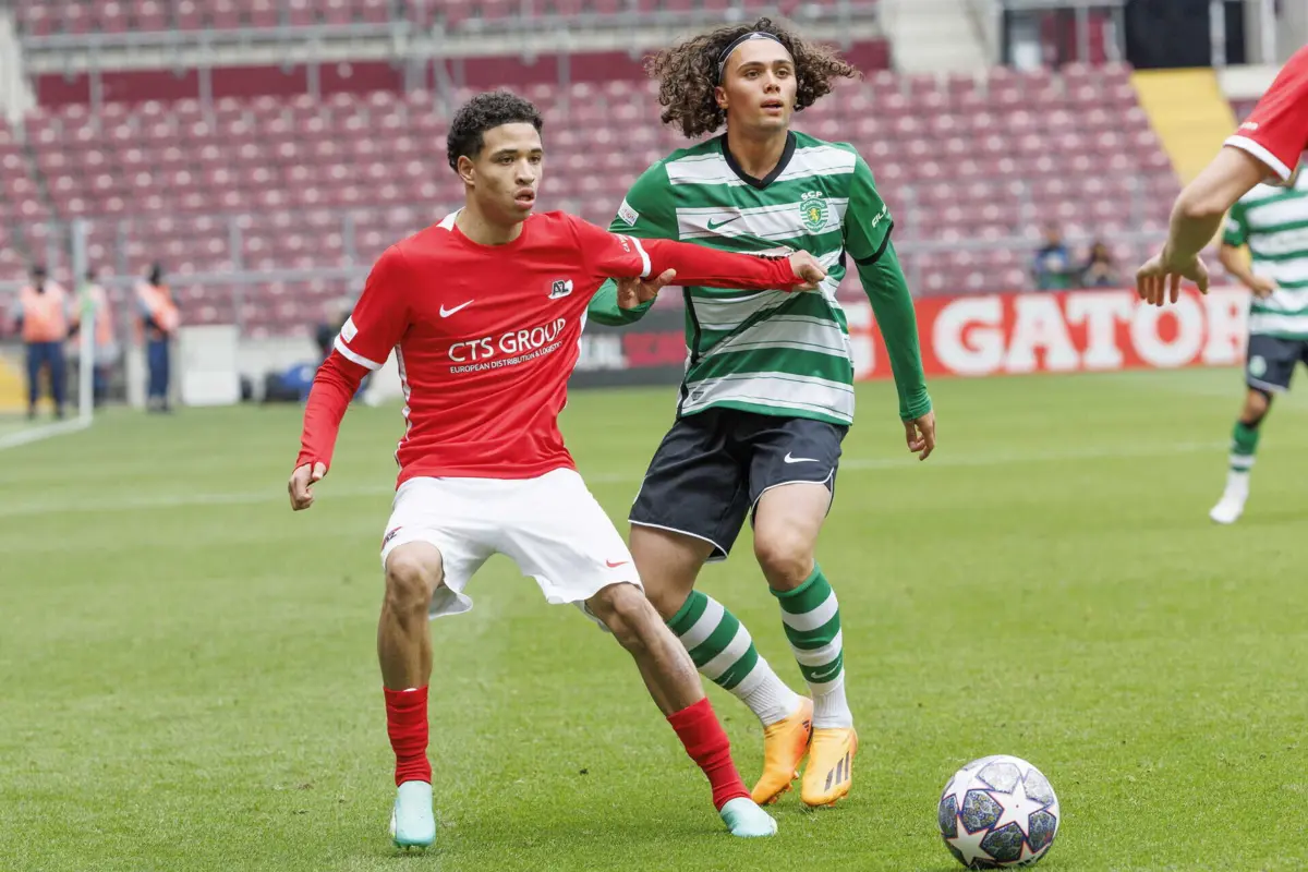 Gonçalo Esteves, jogador do Sporting, à direita (Fotografia: EPA)