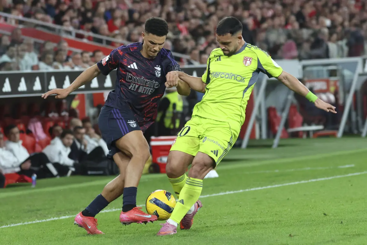 Alexander Bah, à esquerda