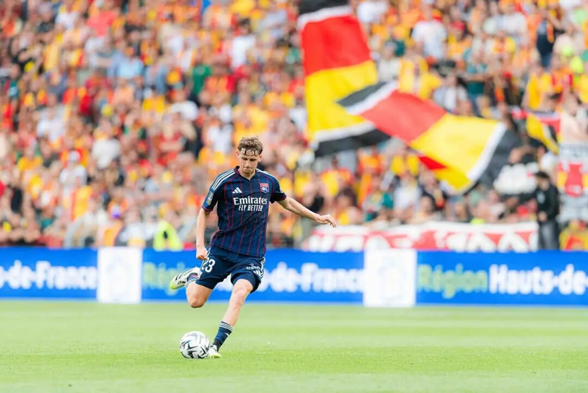 Tyler Morton na estreia pelo Lyon (créditos: Instagram)