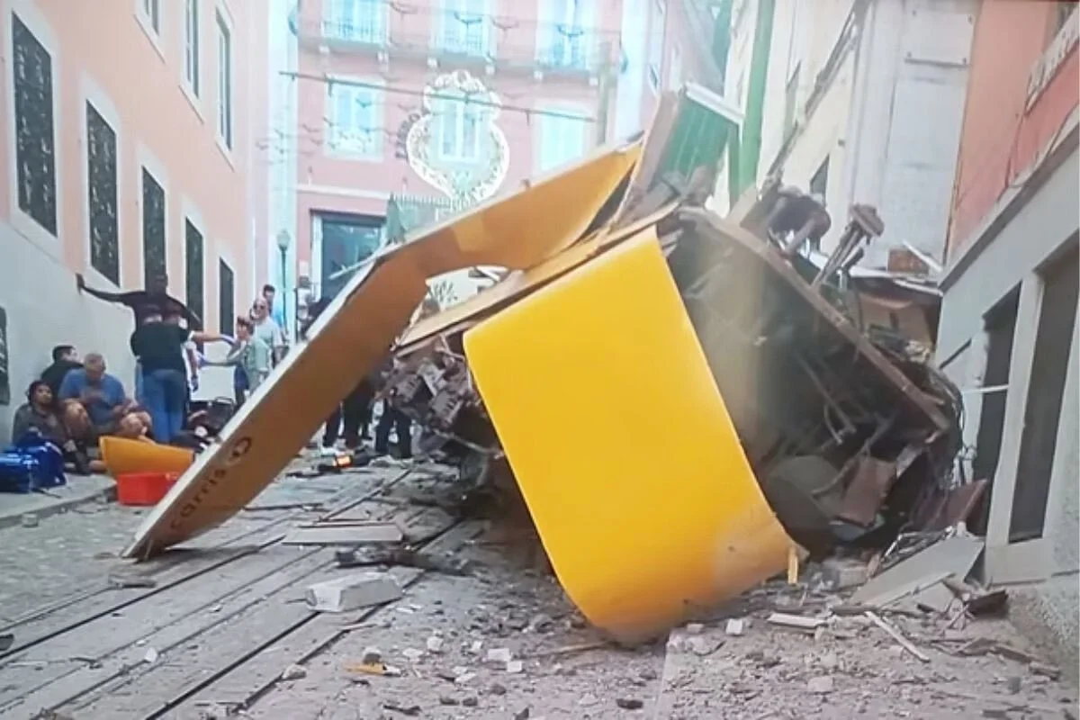 O elevador da Glória descarrilou esta quarta-feira, provocando a morte a 15 pessoas (créditos: Lambdactu/ X)