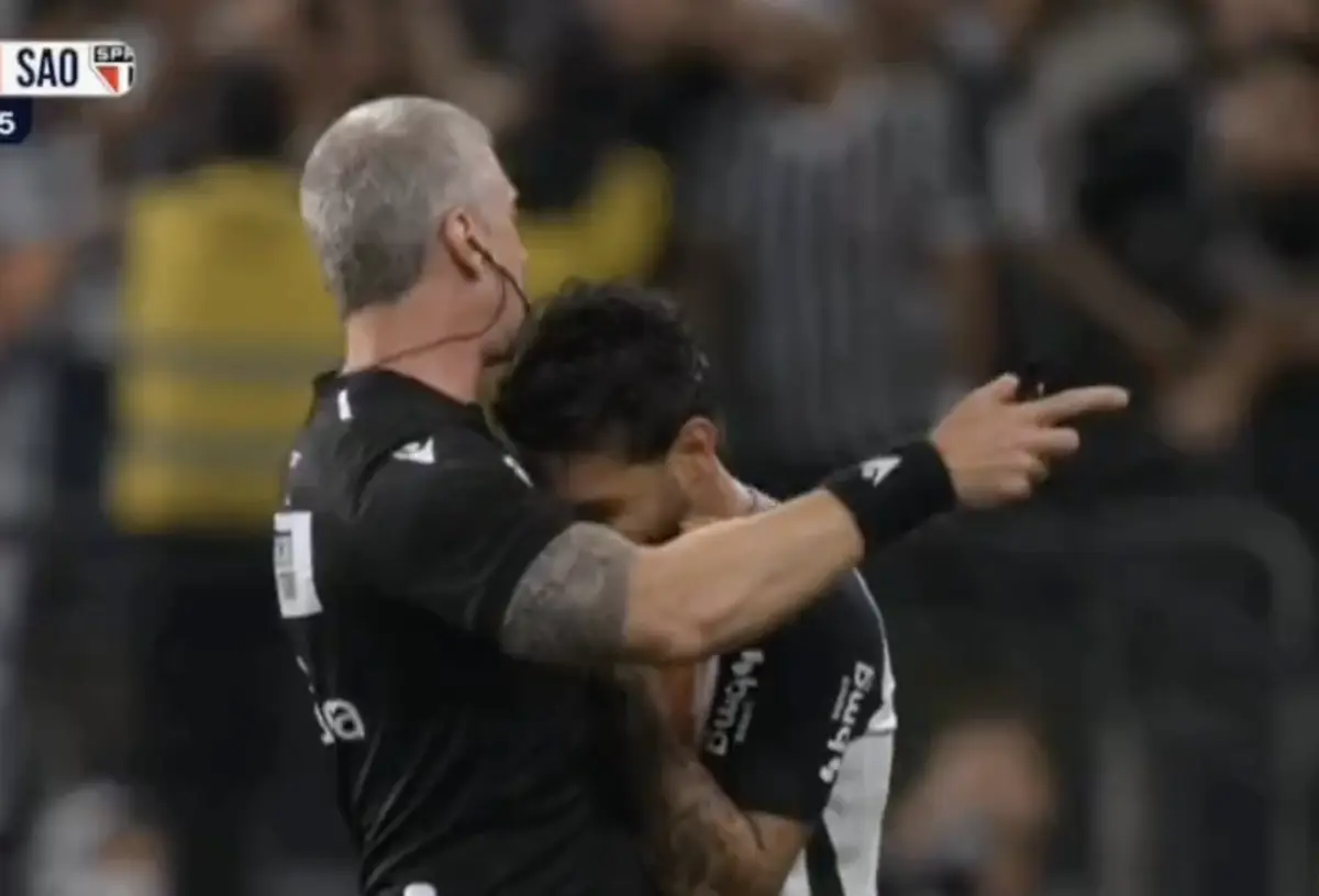 Imagem de contexto do artigo Yuri Alberto foi dar um abraço ao árbitro antes de ser substituído. Ora veja