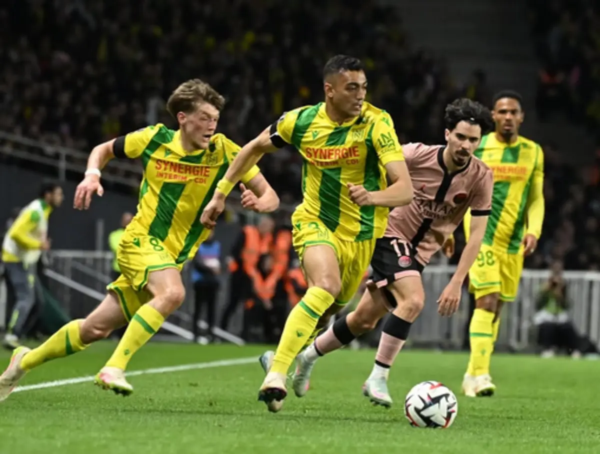 Mostafa Mohamed perseguido por Vitinha