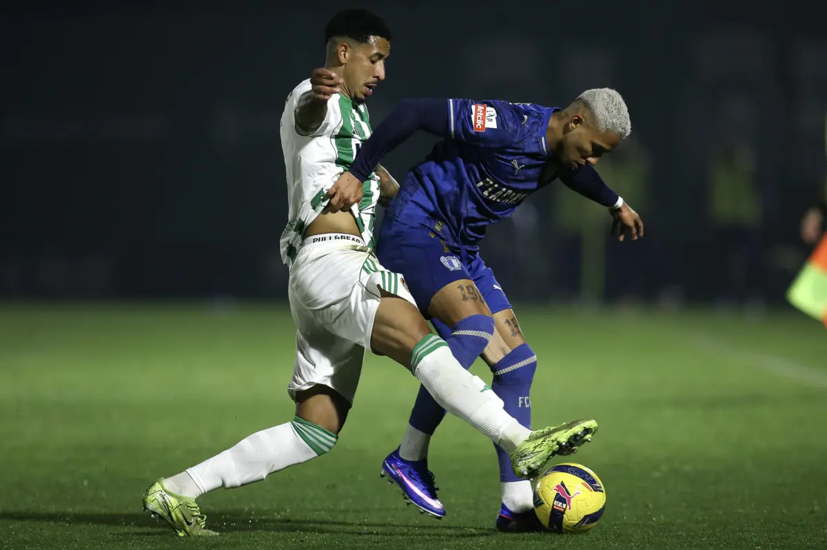 O jogador do Rio Ave, Blesa na disputa de bola com o jogador do Famalicão, Sorriso
