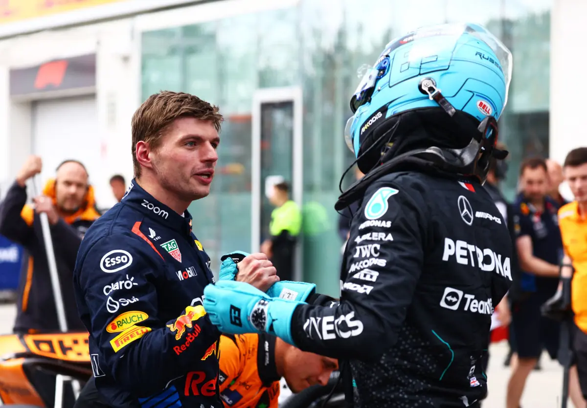 Verstappen e George Russell (Créditos: AFP)