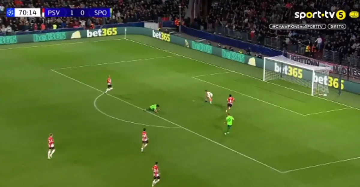 Imagem de contexto do artigo PSV-Sporting: Eduardo Quaresma escorregou na cara do golo