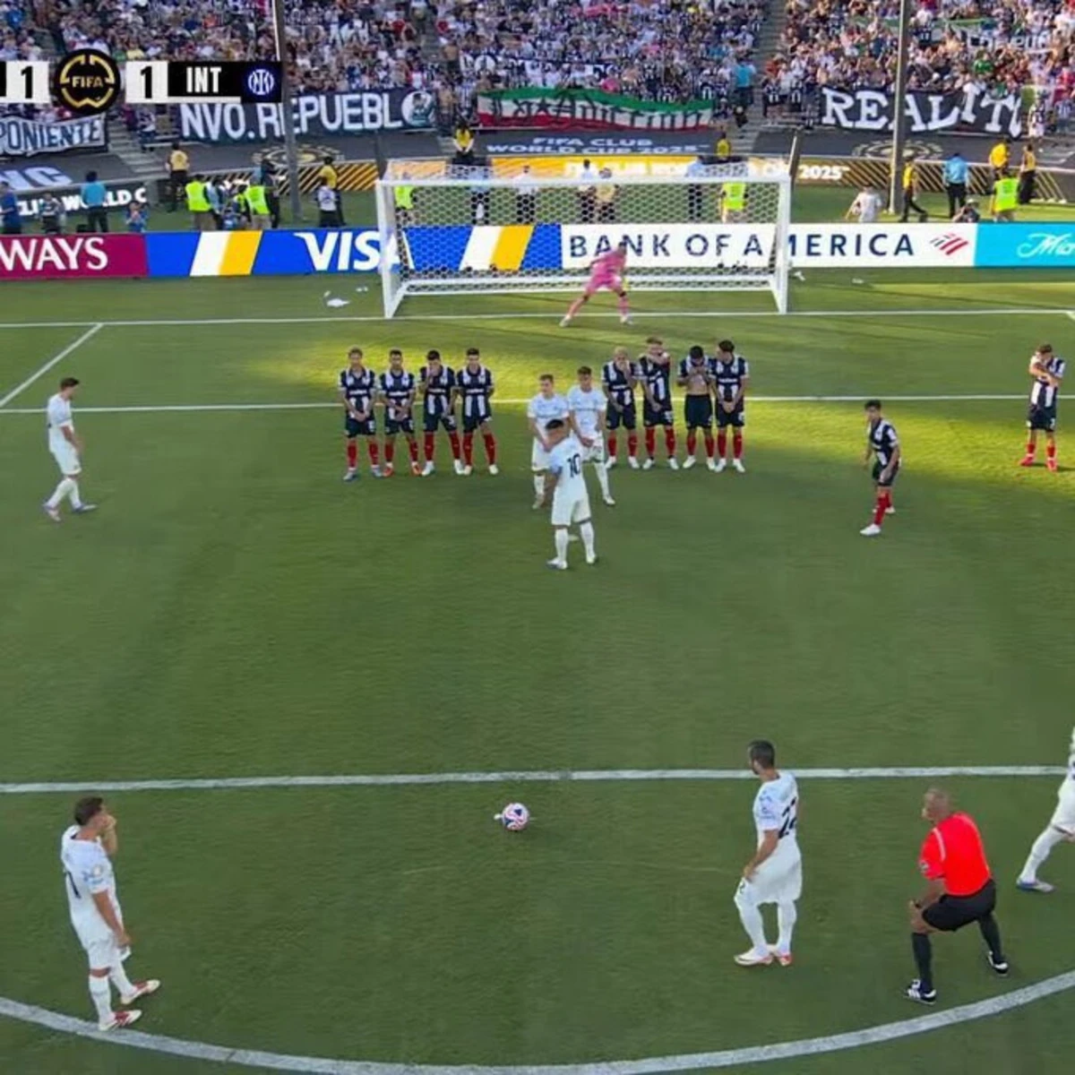 Imagem de contexto do artigo Insólito: Monterrey fez duas barreiras para defender livre do Inter