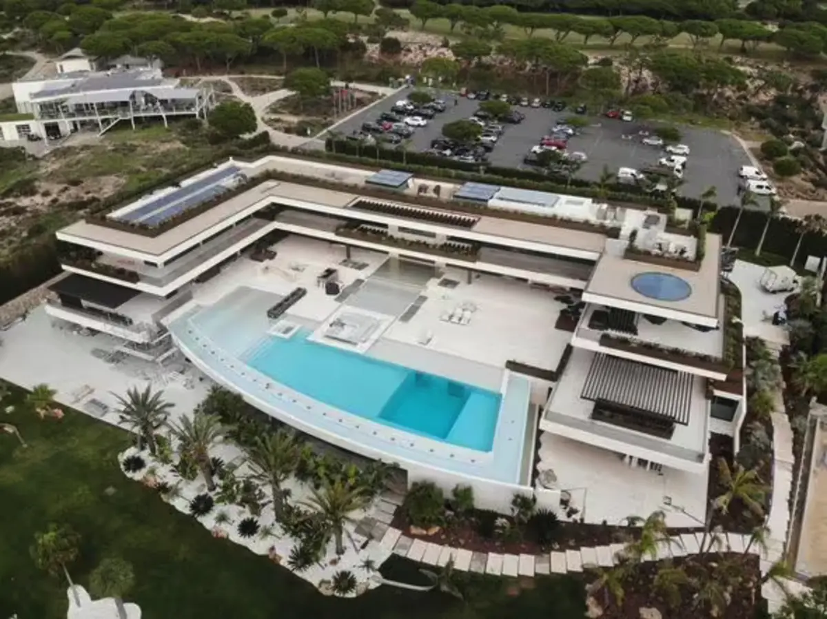 Imagem de contexto do artigo Mansão de Ronaldo está terminada: tem praia privada e cinema