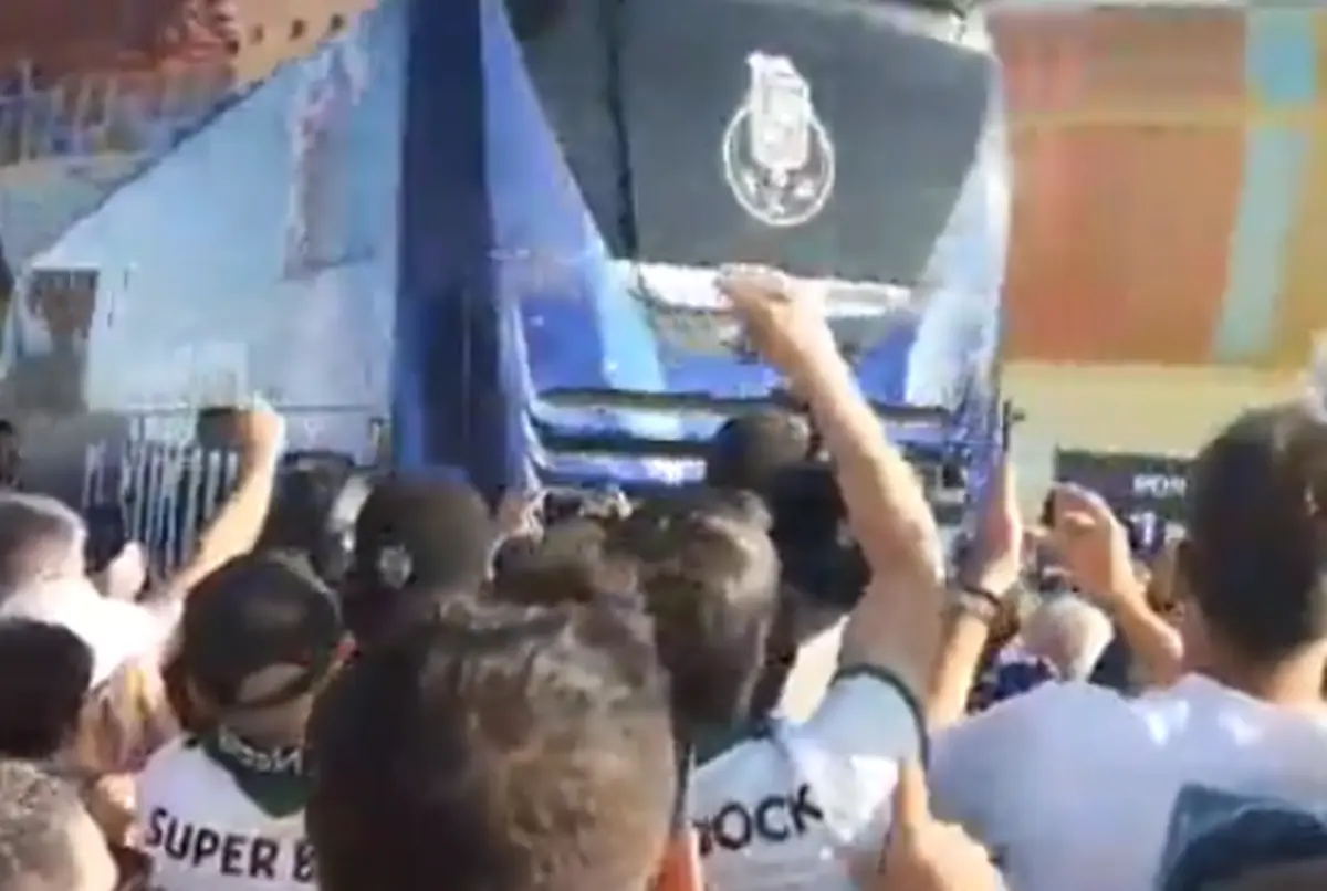 Imagem de contexto do artigo FC Porto e Sporting já estão no estádio: foi assim a chegada dos autocarros