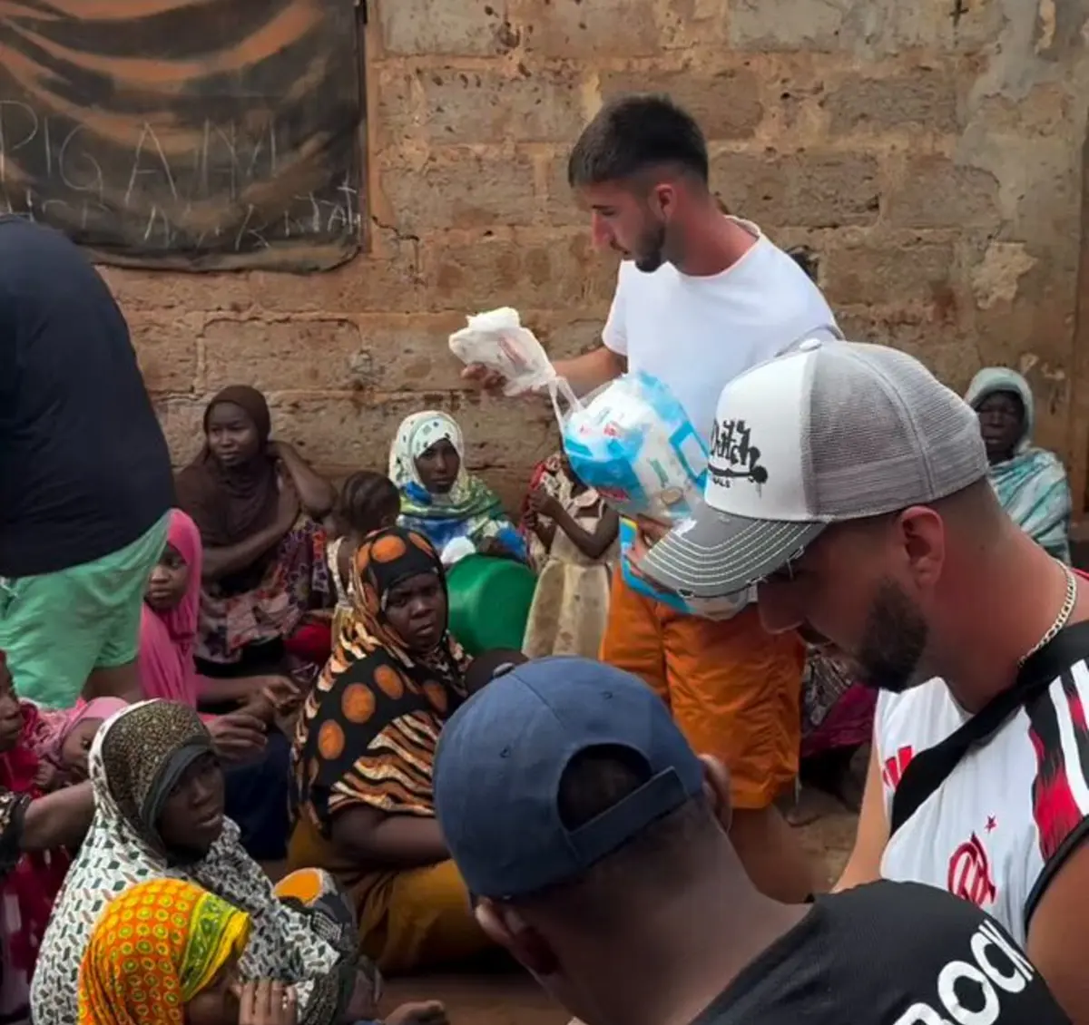 Imagem de contexto do artigo Gonçalo Inácio está de férias na Tanzânia e distribuiu bens essenciais